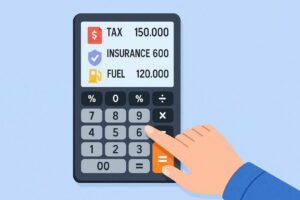 계산기를 두드리는 손 일러스트, 화면에 세금·보험료·유류비 아이콘과 금액이 표시된 모습