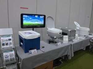 2025 수원캠핑카쇼에서 전시중인 건식 변기 4종세트 전시 모습